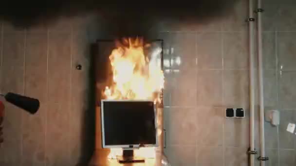 灭火器扑灭燃烧的监测器 — 图库视频影像