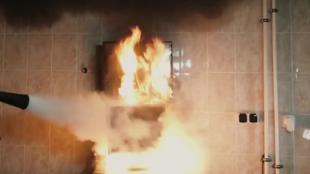 Een Brandblusser Blust Een Brandende Monitor Uit — Stockvideo