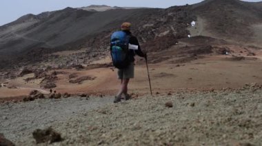 Uzun yürüyüşe çıkan kimse volkan Pico Viejo arka gidiyor. Uzun yürüyüşe çıkan kimse adam güzel dağ doğa manzara içinde. Kanarya Adaları, İspanya