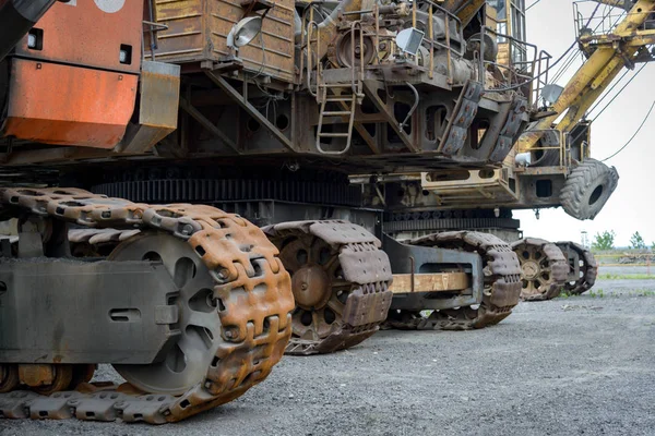 Gigantische graafmachines staan op de rand van een geweldige carrière. — Stockfoto