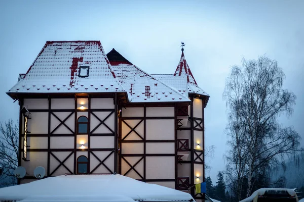 Wintermorgen in einer kleinen Stadt in den Karpaten. — Stockfoto