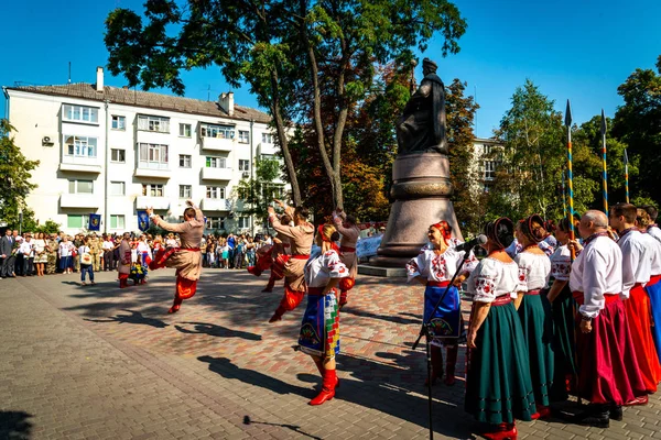 Poltava, ukraine - 24. August 2019: Feier des Unabhängigkeitstages der Ukraine in der Nähe des Denkmals für Hetman ivan mazepa auf dem Domplatz in poltava. — Stockfoto