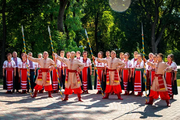 Poltava, Ukrayna - 24 Ağustos 2019: Poltava'daki Katedral Meydanı'nda Hetman Ivan Mazepa anıtının yakınında Ukrayna Bağımsızlık Günü Kutlaması.