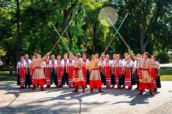 Połtawa, Ukraina-24 sierpnia 2019: Święto Niepodległości Ukrainy w pobliżu pomnika hetmana Ivan Mazepa na placu katedralnym w Połtawie. — Zdjęcie stockowe