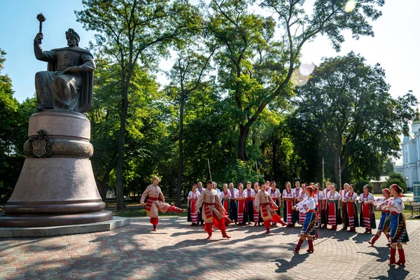 Poltava, ukraine - 24. August 2019: Feier des Unabhängigkeitstages der Ukraine in der Nähe des Denkmals für Hetman ivan mazepa auf dem Domplatz in poltava. — Stockfoto