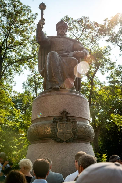 POLTAVA, UKRAINE - AUGUST 24, 2019: Celebration of Independence Day of Ukraine near the monument to Hetman Ivan Mazepa at the Cathedral Square in Poltava. — Stock Photo, Image