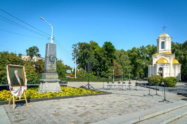 Пам'ятник Іванові Котляревську видатного українського письменника, поета, автора Енеїда, драматурга, засновника нової української літератури та громадського діяча Івана Котляревський в Полтаві. — стокове фото