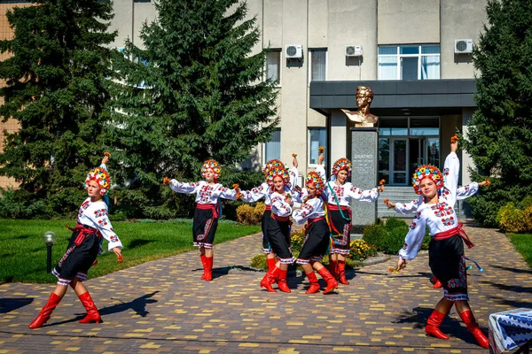 Poltava-yaresk, Ukraine - 10. September 2019: Veranstaltungen anlässlich des 125. Geburtstages des prominenten ukrainischen Filmregisseurs Alexander Dovzhenko und der Vorstellung der touristischen Route. — Stockfoto