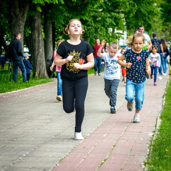 POLTAVA, UCRAINA - 12 MAGGIO 2019: I bambini partecipano alla corsa "Corri per la salute del bambino". Azione "Cuore a Cuore " — Foto Stock