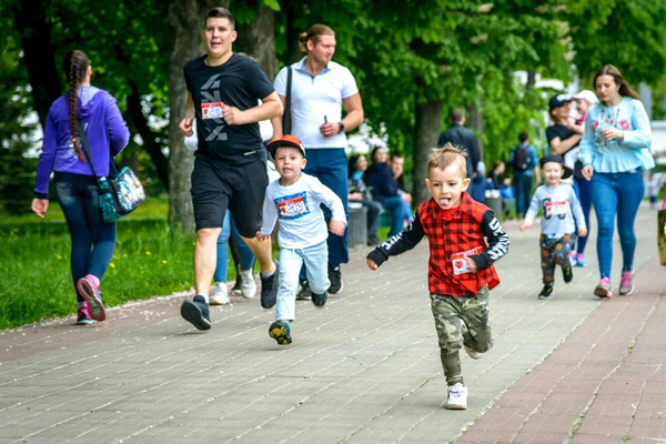 POLTAVA, UCRAINA - 12 MAGGIO 2019: I bambini partecipano alla corsa "Corri per la salute del bambino". Azione "Cuore a Cuore " — Foto Stock