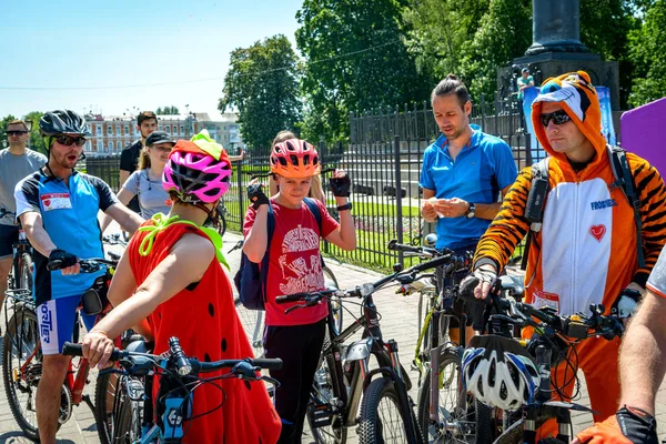 POLTAVA, UCRAINA - 18 MAGGIO 2019: I locali partecipano al ciclo di beneficenza "Buone azioni pedalando". Azione "Cuore a Cuore " — Foto Stock