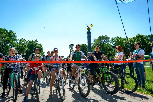 POLTAVA, UCRAINA - 18 MAGGIO 2019: I locali partecipano al ciclo di beneficenza "Buone azioni pedalando". Azione "Cuore a Cuore " — Foto Stock