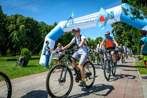 POLTAVA, UCRAINA - 18 MAGGIO 2019: I locali partecipano al ciclo di beneficenza "Buone azioni pedalando". Azione "Cuore a Cuore " — Foto Stock