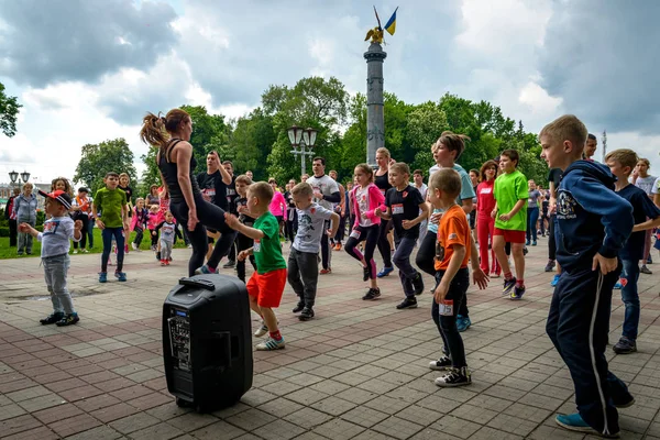 Poltava, Oekraïne-12 mei 2019: training voor het uitvoeren van "run omwille van de gezondheid van het kind". Actie "hart naar hart" — Stockfoto