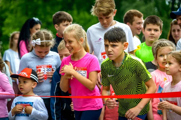 POLTAVA, UCRAINA - 12 MAGGIO 2019: I bambini partecipano alla corsa "Corri per la salute del bambino". Azione "Cuore a Cuore " — Foto Stock