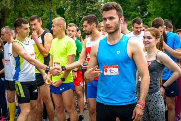 POLTAVA, UCRAINA - 12 MAGGIO 2019: Gli abitanti della città partecipano alla gara di beneficenza "Corri per la salute del bambino". Azione "Cuore a Cuore " — Foto Stock