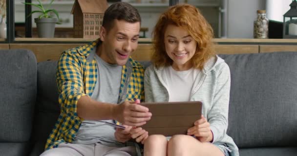 Mladí manželé dělají úspěšný online nákup — Stock video