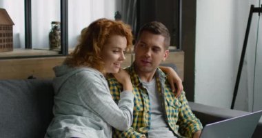 Freelancer adam bir laptop bir iş projesi kadın gösterir
