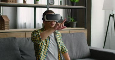 Adam sanal gerçeklik kulaklık giyiyor