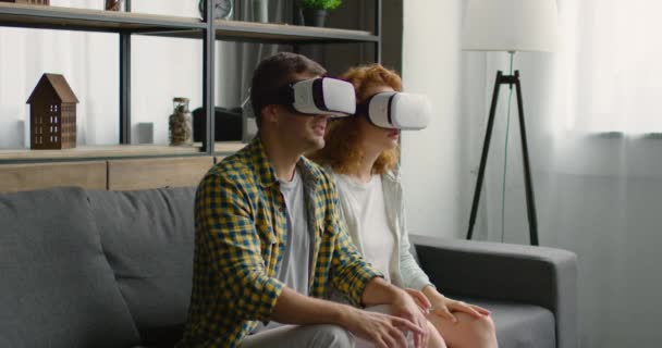 Hombre y mujer están usando auriculares de realidad virtual — Vídeos de Stock