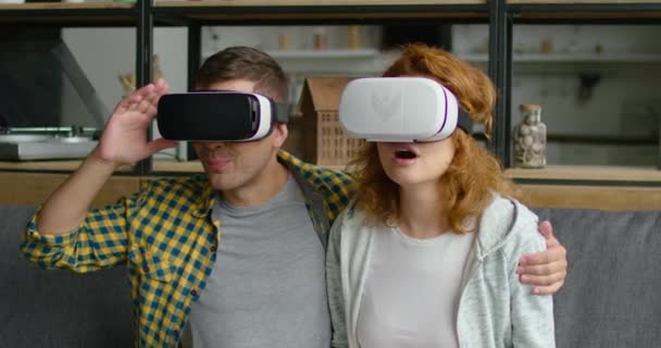 Uomo e donna amano indossare cuffie realtà virtuale — Video Stock