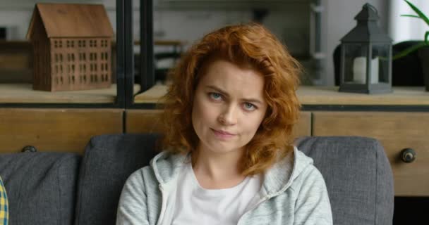 Kırmızı kıvırcık saçlı Genç kızgın kadının portresi — Stok video