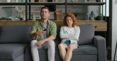 Adam TV izliyor, rahatsız ve kalabalık kadın görmezden