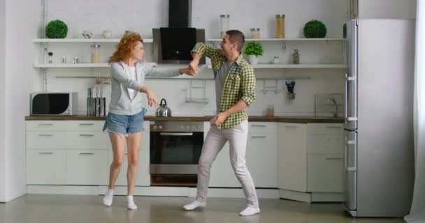 快乐的男人和女人在早晨在他们的厨房跳舞 — 图库视频影像