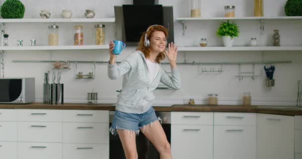 Young woman is dancing in her new kitchen — Stock Video