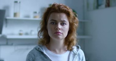 Genç depresif kadın portresi