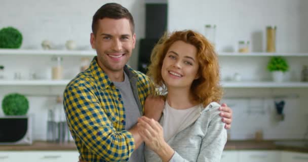 Portret van jonge man en vrouw in de keuken — Stockvideo