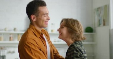Latin adam ve beyaz kadın dans ve birbirlerine sarılma