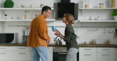 Genç çift kendi mutfağında zaman geçiriyor