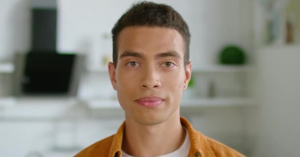 Retrato de jovem confiante homem hispânico de perto — Vídeo de Stock