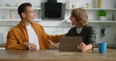 Evde online alışveriş zevk genç Latino adam ve beyaz kadın