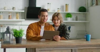 Latin adam ve beyaz kadın tablet bilgisayarda video uygulaması üzerinden konuşan