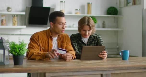 Hombre latino joven y mujer blanca están haciendo una compra en línea exitosa — Vídeo de stock