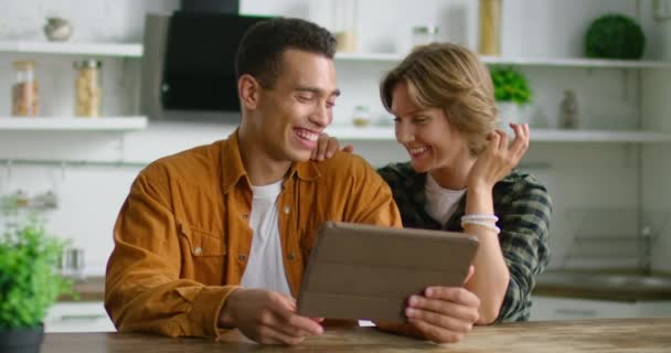 Latin adam ve beyaz kadın tablet bilgisayarda video mesajı kayıt — Stok video