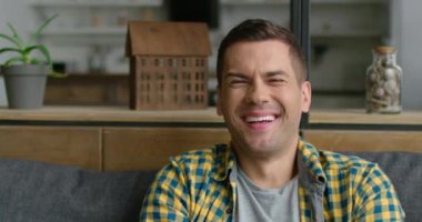 Genç mutlu adam, Tv programı, gösteri, film gülüyor