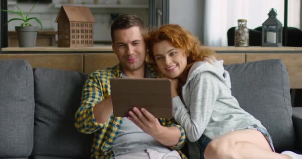 Jonge man en vrouw hebben een video-chat op Tablet PC — Stockvideo