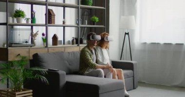 Erkek ve kadın 360 video duygusal tepki, evde vr kulaklık giyiyor