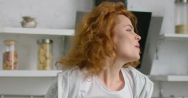 Genç neşeli kadın dans ve mutfakta eğleniyor, yakın