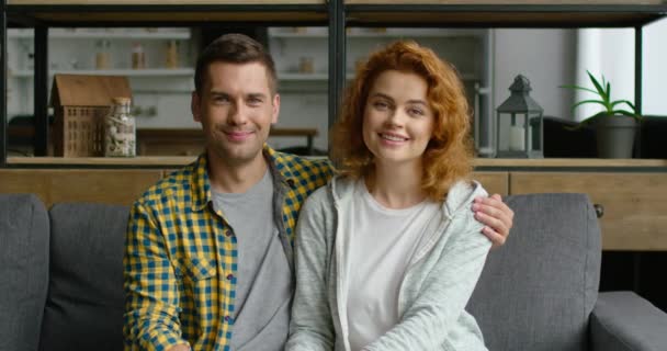 Retrato de pareja joven enamorada, hombre sosteniendo su brazo sobre el hombro de las mujeres — Vídeos de Stock