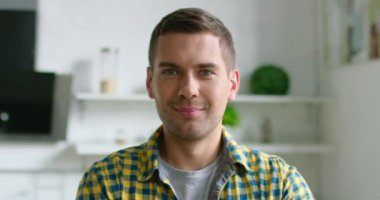 Mutfakta genç mutlu adam portresi