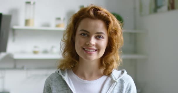 Potret wanita muda yang percaya diri di rumah — Stok Video