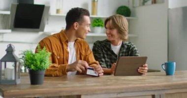 Neşeli karışık çift mutfakta online alışveriş yapıyoruz