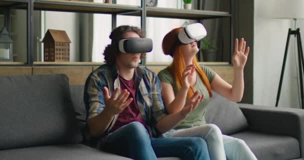 Mann und Frau haben Spaß mit Virtual-Reality-Headset — Stockvideo