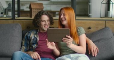 Genç çift tablet bilgisayar kullanarak, online satın alma seçer