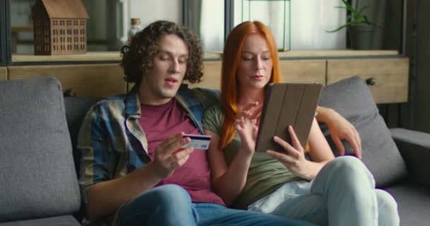 Çift online alışveriş formu dolduruyor, tablet bilgisayara kart numarasını giriyor — Stok video