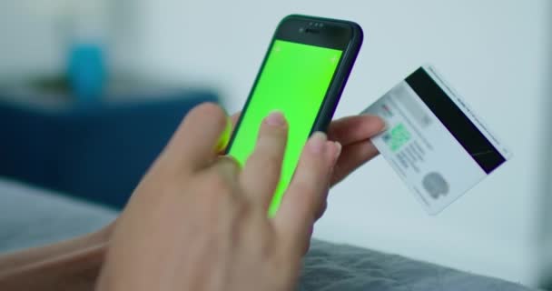 Mulher usa um gadget, smartphone, com chave chroma, close-up — Vídeo de Stock
